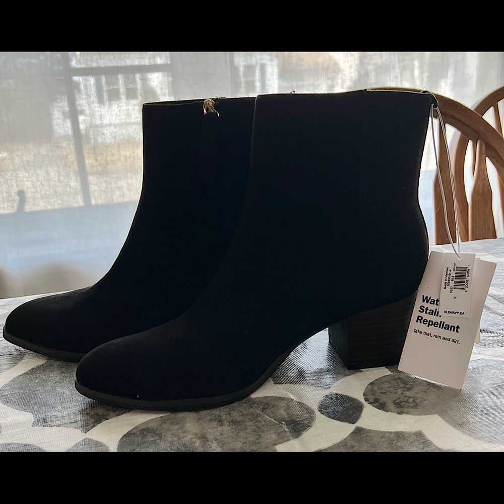 NWT Old Navy Women’s Heeled Boot!
